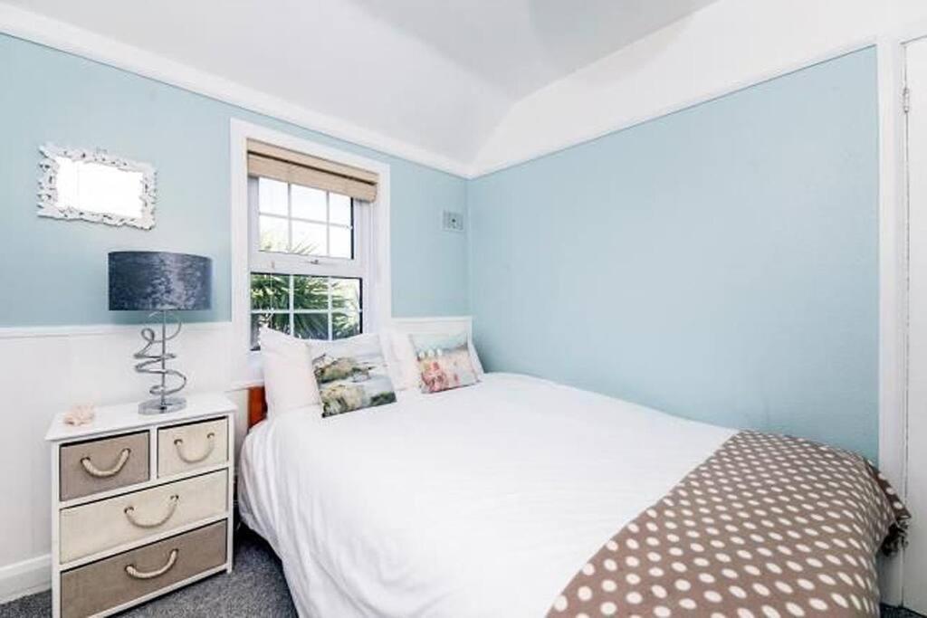 Sunrise! ~ 2 Bedrooms, Garden, Parking, Sea Views St Ives Dış mekan fotoğraf
